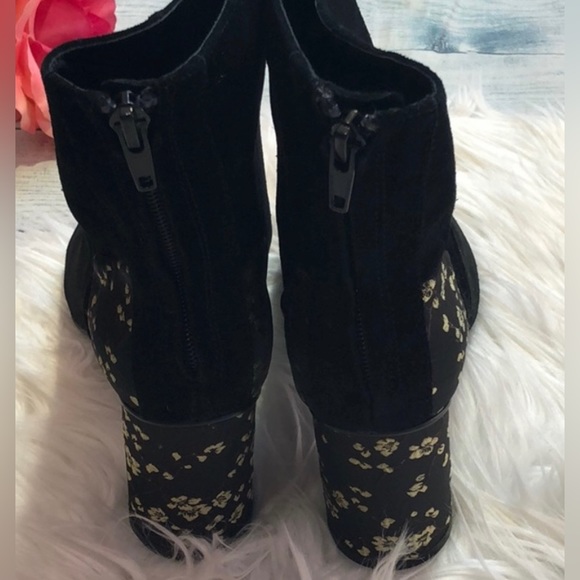 Jaggar the Label Forward Suede Pointed
Toe Bootie. Size 8. Like New. - Picture 9 of 12